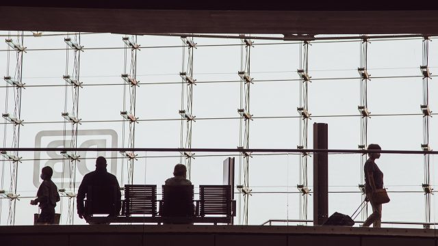 不同人群使用场景示意图，通勤族与居家用户在屏幕前的对比画面