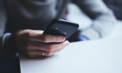 手指在设置菜单里调整清晰度档位，屏幕泛着冷光